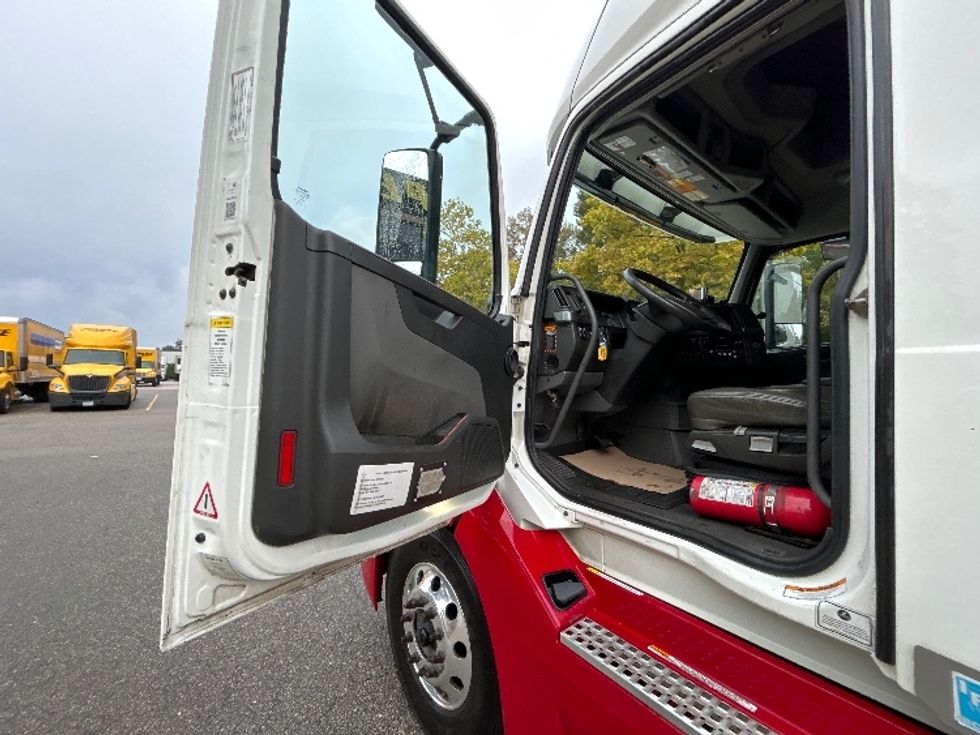 Sleeper Tractor-Heavy Duty Tractors-Volvo-2021-VNL64760-Delta-BC-877,474\n\t\tkm-$ 87,250 - Image 8