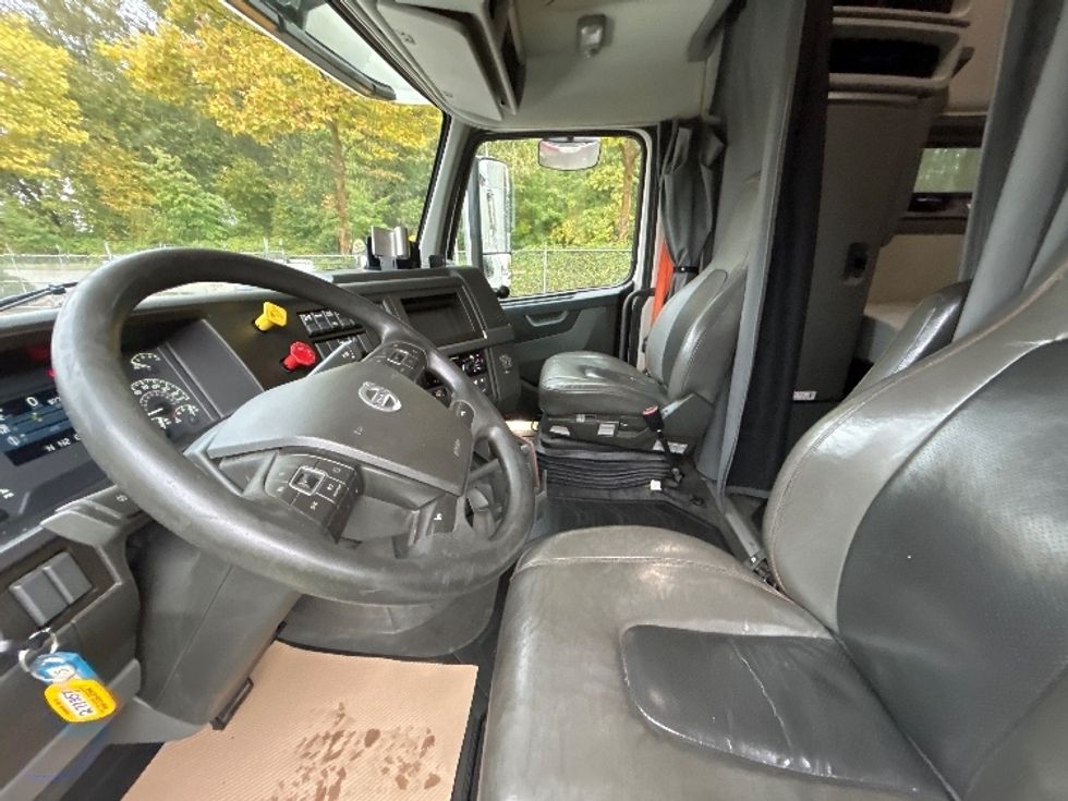 Sleeper Tractor-Heavy Duty Tractors-Volvo-2021-VNL64760-Delta-BC-877,474\n\t\tkm-$ 87,250 - Image 9