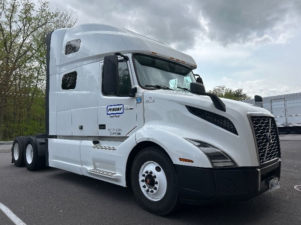 Sleeper Tractor-Heavy Duty Tractors-Volvo-2021-VNL64760-Duncansville-PA-573,937\n\t\tmiles-$ 61,750 - Image 1
