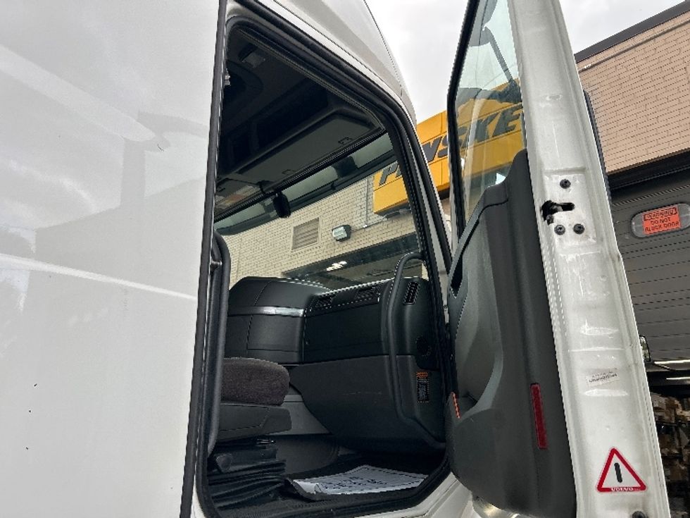 Sleeper Tractor-Heavy Duty Tractors-Volvo-2021-VNL64760-Duncansville-PA-573,937\n\t\tmiles-$ 61,750 - Image 13