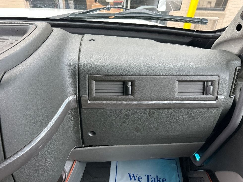 Sleeper Tractor-Heavy Duty Tractors-Volvo-2021-VNL64760-Duncansville-PA-573,937\n\t\tmiles-$ 61,750 - Image 14