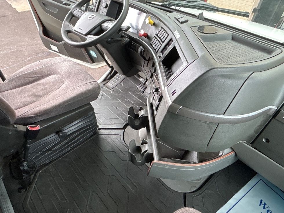 Sleeper Tractor-Heavy Duty Tractors-Volvo-2021-VNL64760-Duncansville-PA-573,937\n\t\tmiles-$ 61,750 - Image 15