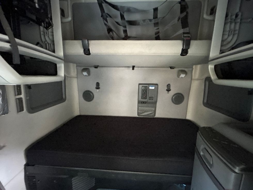 Sleeper Tractor-Heavy Duty Tractors-Volvo-2021-VNL64760-Duncansville-PA-573,937\n\t\tmiles-$ 61,750 - Image 16