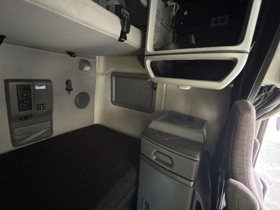 Sleeper Tractor-Heavy Duty Tractors-Volvo-2021-VNL64760-Duncansville-PA-573,937\n\t\tmiles-$ 61,750 - Image 18