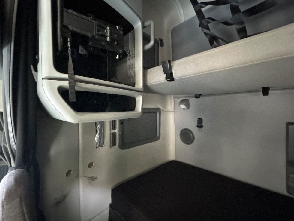 Sleeper Tractor-Heavy Duty Tractors-Volvo-2021-VNL64760-Duncansville-PA-573,937\n\t\tmiles-$ 61,750 - Image 19