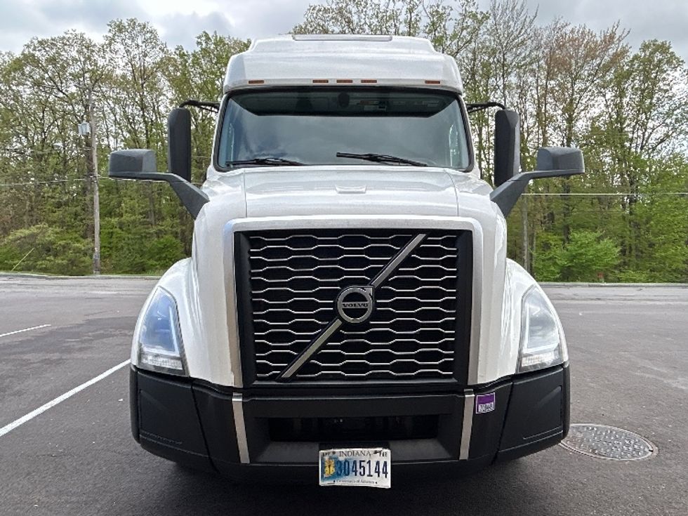 Sleeper Tractor-Heavy Duty Tractors-Volvo-2021-VNL64760-Duncansville-PA-573,937\n\t\tmiles-$ 61,750 - Image 2