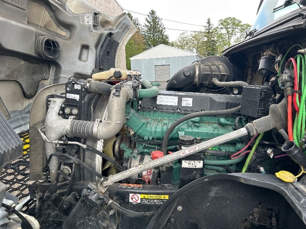 Sleeper Tractor-Heavy Duty Tractors-Volvo-2021-VNL64760-Duncansville-PA-573,937\n\t\tmiles-$ 61,750 - Image 21