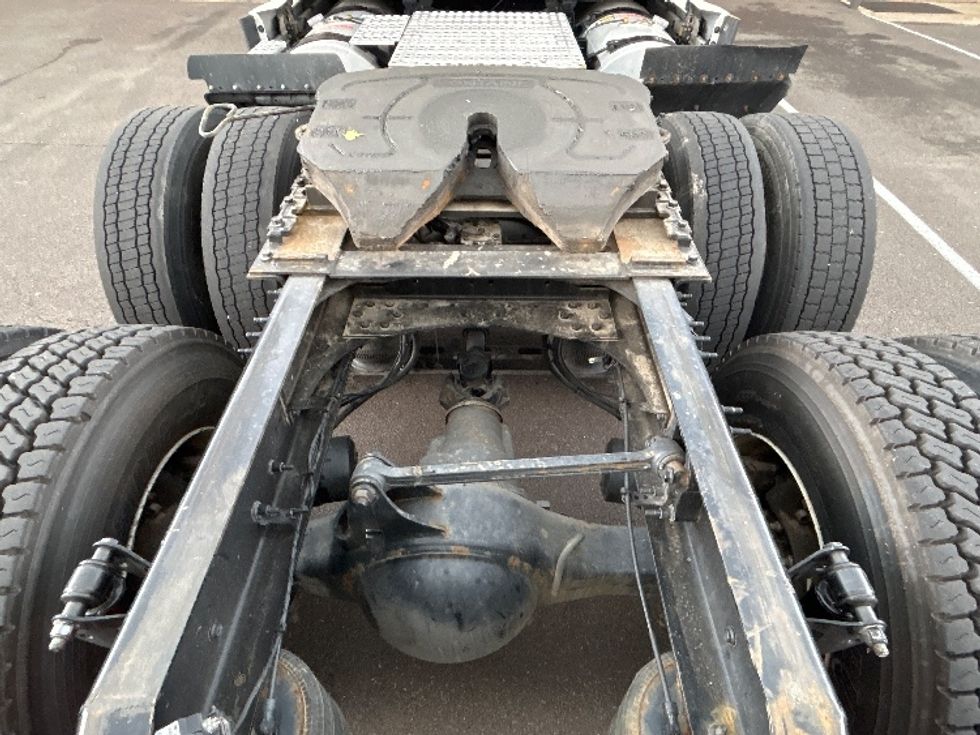 Sleeper Tractor-Heavy Duty Tractors-Volvo-2021-VNL64760-Duncansville-PA-573,937\n\t\tmiles-$ 61,750 - Image 22