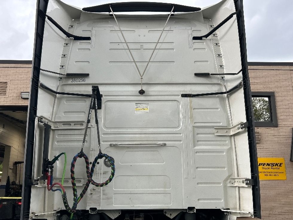 Sleeper Tractor-Heavy Duty Tractors-Volvo-2021-VNL64760-Duncansville-PA-573,937\n\t\tmiles-$ 61,750 - Image 23