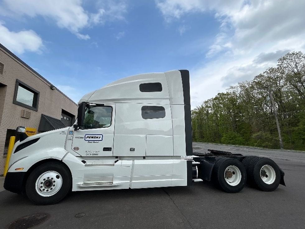 Sleeper Tractor-Heavy Duty Tractors-Volvo-2021-VNL64760-Duncansville-PA-573,937\n\t\tmiles-$ 61,750 - Image 4