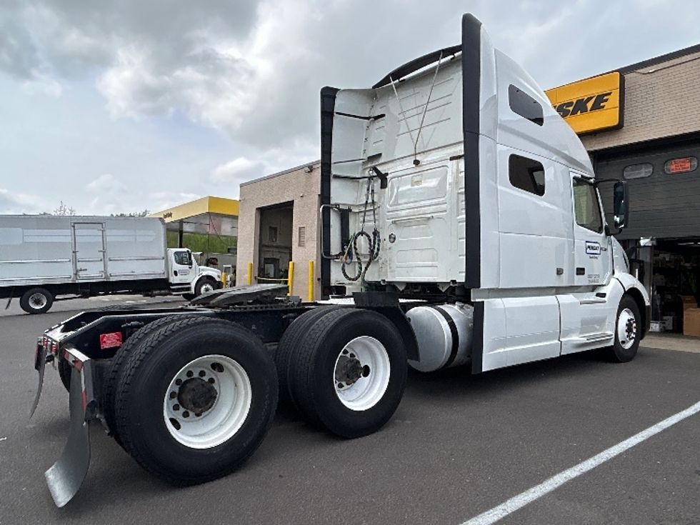 Sleeper Tractor-Heavy Duty Tractors-Volvo-2021-VNL64760-Duncansville-PA-573,937\n\t\tmiles-$ 61,750 - Image 7