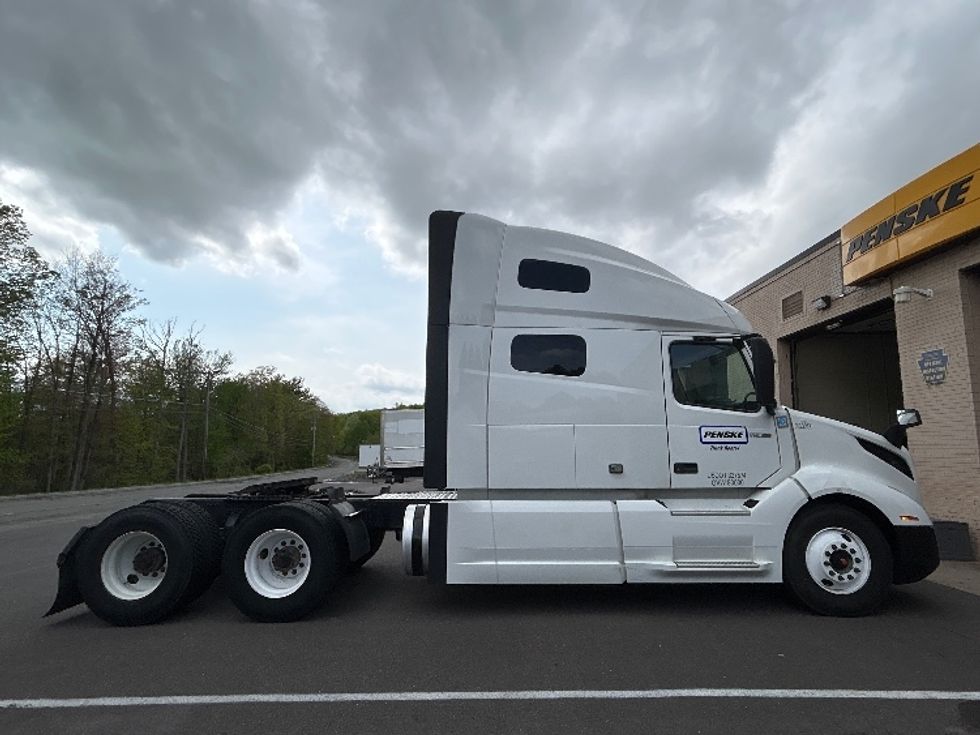 Sleeper Tractor-Heavy Duty Tractors-Volvo-2021-VNL64760-Duncansville-PA-573,937\n\t\tmiles-$ 61,750 - Image 8