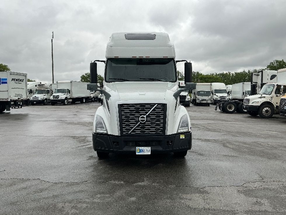 2021 Volvo Truck VNL photo 2