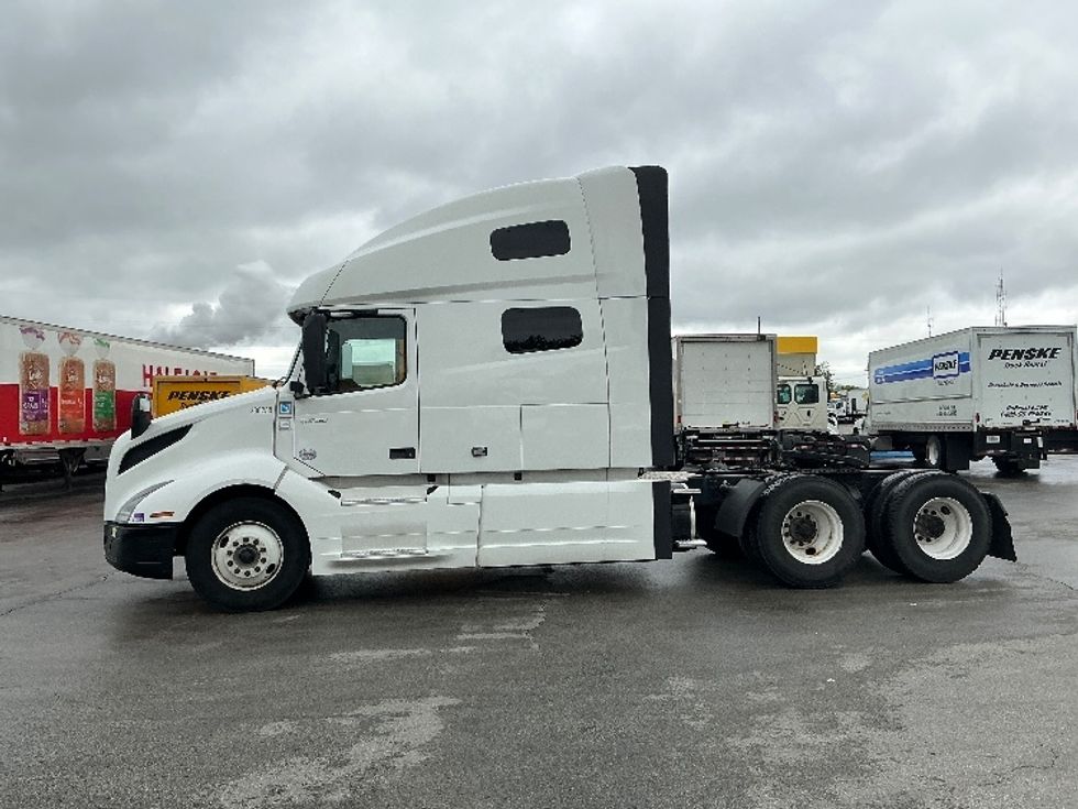 2021 Volvo Truck VNL photo 4