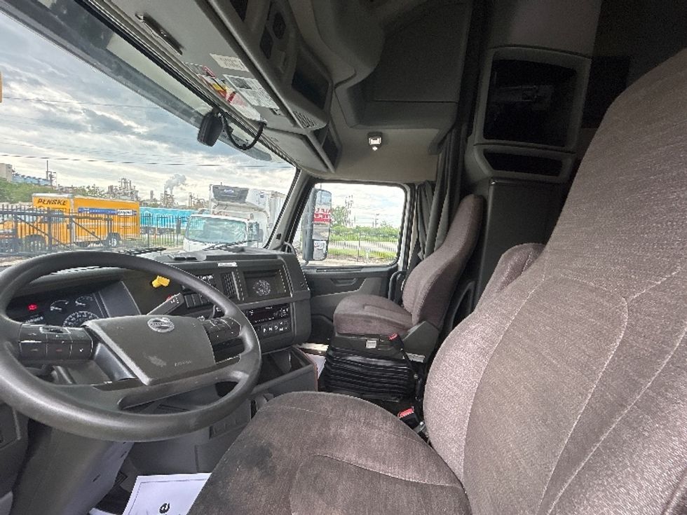 Sleeper Tractor-Heavy Duty Tractors-Volvo-2021-VNL64760-East Chicago-IN-499,580\n\t\tmiles-$ 67,500 - Image 10