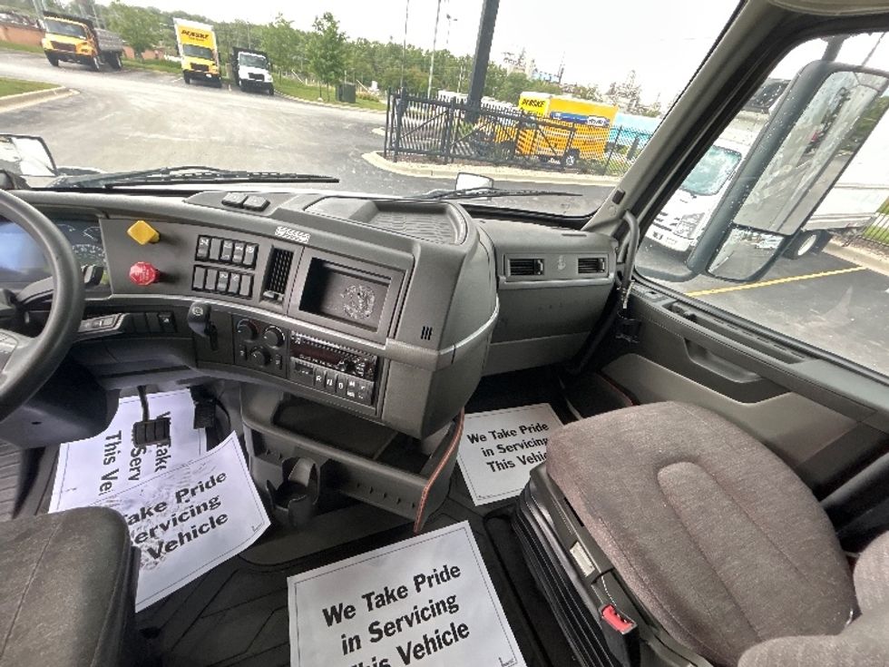 Sleeper Tractor-Heavy Duty Tractors-Volvo-2021-VNL64760-East Chicago-IN-499,580\n\t\tmiles-$ 67,500 - Image 12