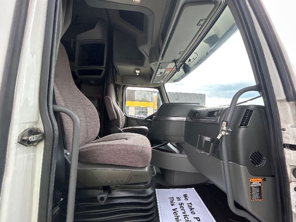 Sleeper Tractor-Heavy Duty Tractors-Volvo-2021-VNL64760-East Chicago-IN-499,580\n\t\tmiles-$ 67,500 - Image 13