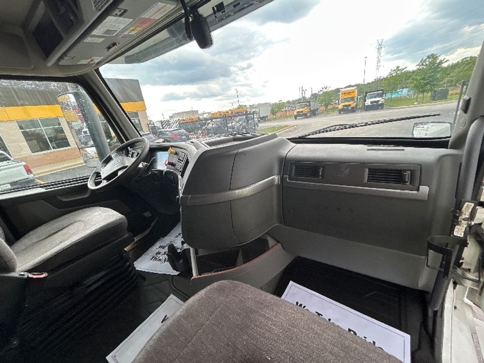 Sleeper Tractor-Heavy Duty Tractors-Volvo-2021-VNL64760-East Chicago-IN-499,580\n\t\tmiles-$ 67,500 - Image 14