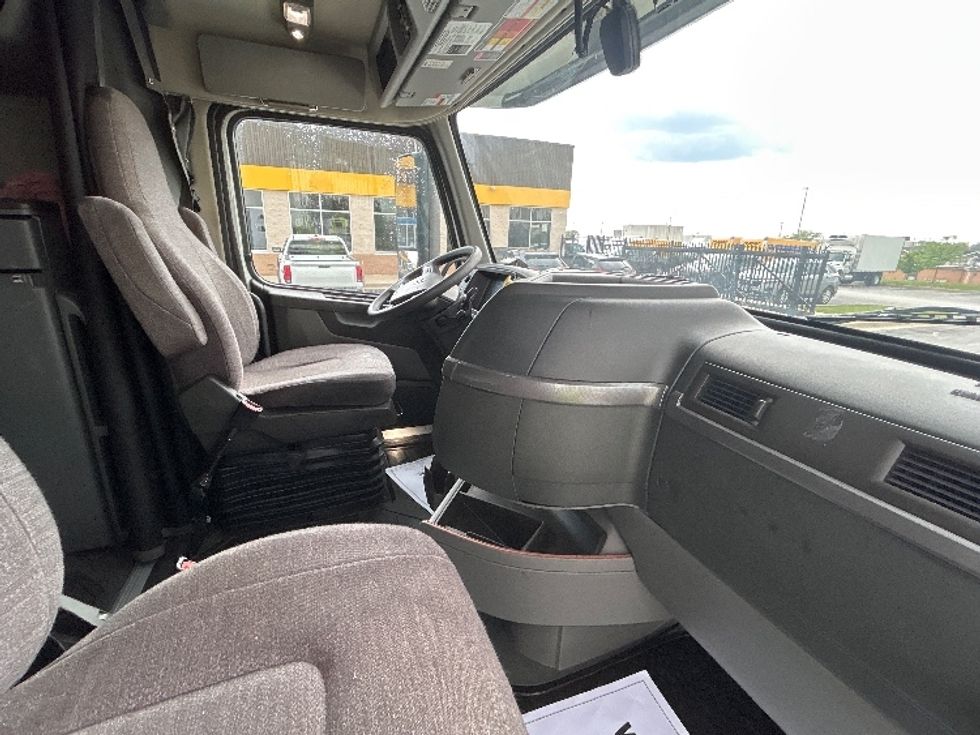 Sleeper Tractor-Heavy Duty Tractors-Volvo-2021-VNL64760-East Chicago-IN-499,580\n\t\tmiles-$ 67,500 - Image 15