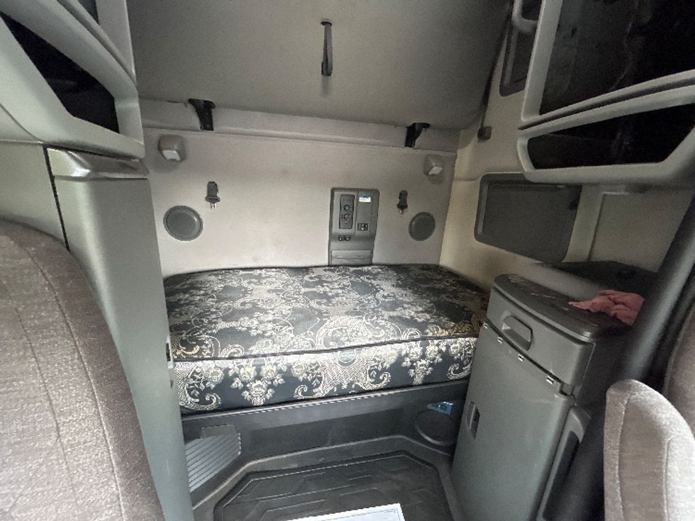 Sleeper Tractor-Heavy Duty Tractors-Volvo-2021-VNL64760-East Chicago-IN-499,580\n\t\tmiles-$ 67,500 - Image 16