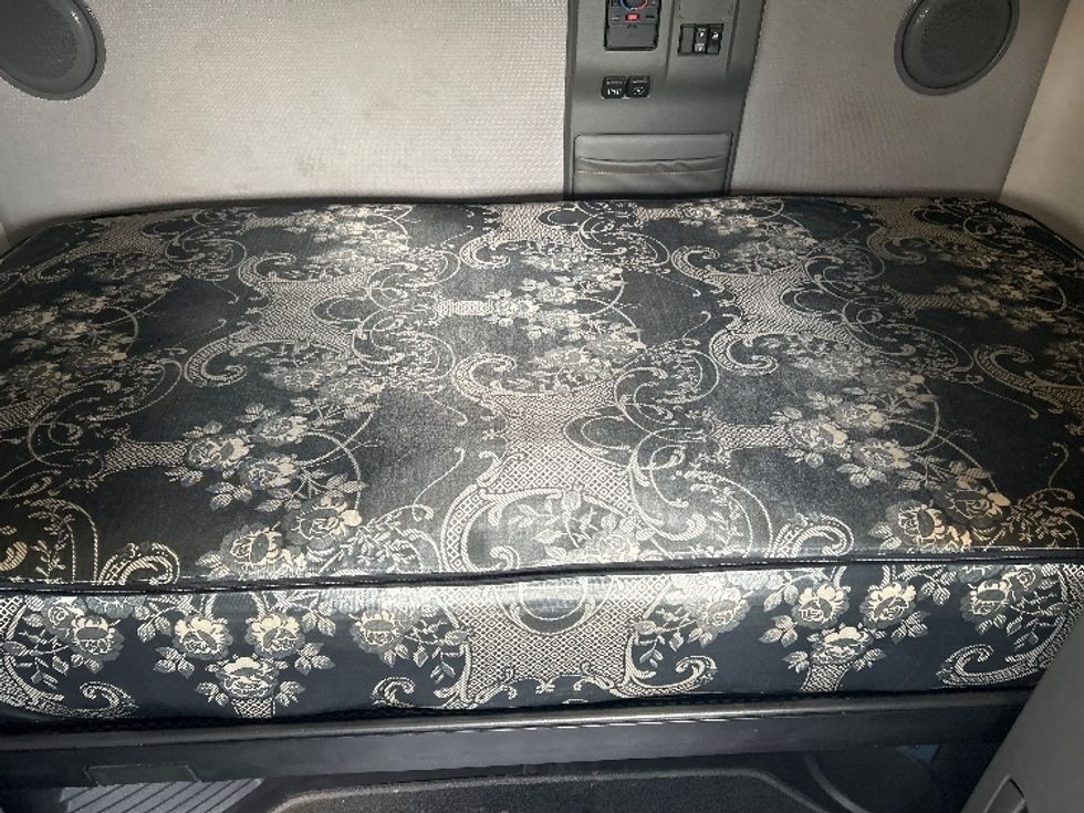 Sleeper Tractor-Heavy Duty Tractors-Volvo-2021-VNL64760-East Chicago-IN-499,580\n\t\tmiles-$ 67,500 - Image 17