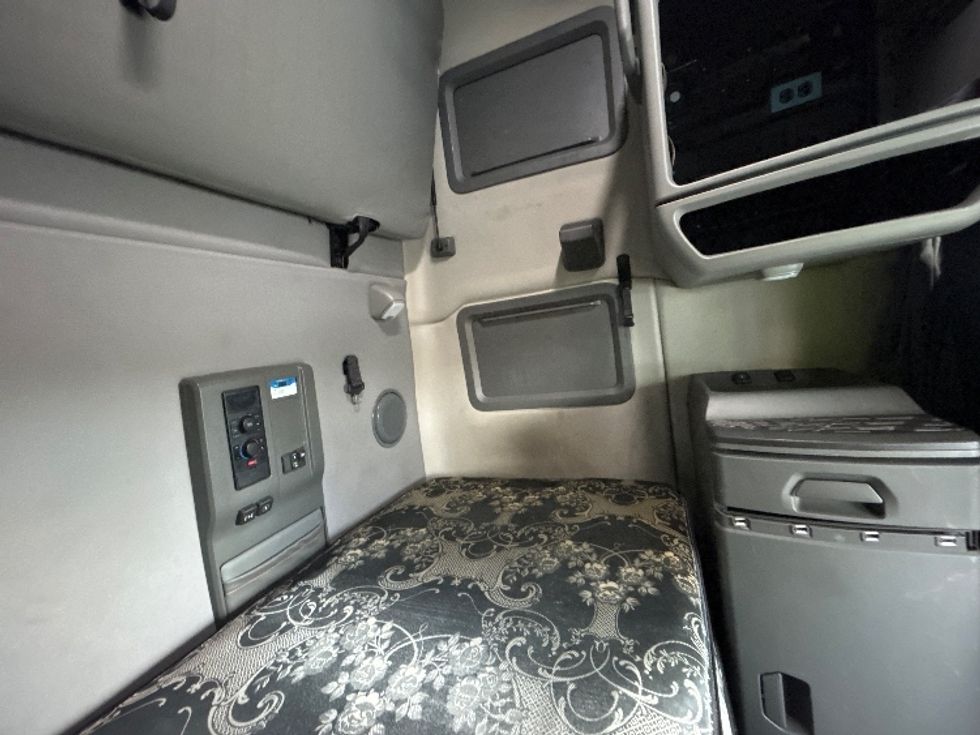 Sleeper Tractor-Heavy Duty Tractors-Volvo-2021-VNL64760-East Chicago-IN-499,580\n\t\tmiles-$ 67,500 - Image 18