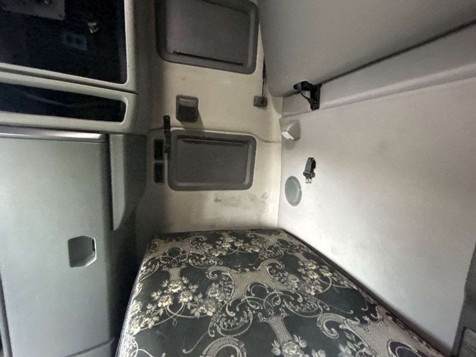 Sleeper Tractor-Heavy Duty Tractors-Volvo-2021-VNL64760-East Chicago-IN-499,580\n\t\tmiles-$ 67,500 - Image 19