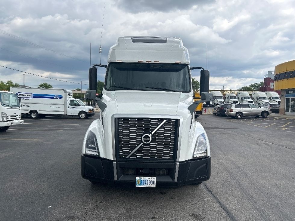 Sleeper Tractor-Heavy Duty Tractors-Volvo-2021-VNL64760-East Chicago-IN-499,580\n\t\tmiles-$ 67,500 - Image 2