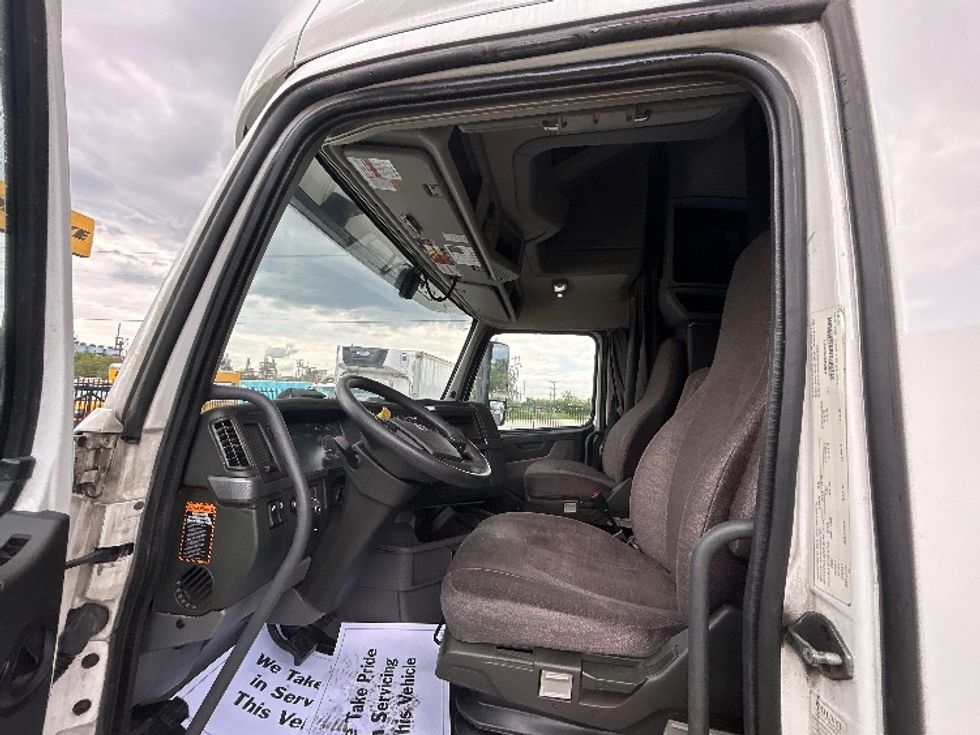 Sleeper Tractor-Heavy Duty Tractors-Volvo-2021-VNL64760-East Chicago-IN-499,580\n\t\tmiles-$ 67,500 - Image 9