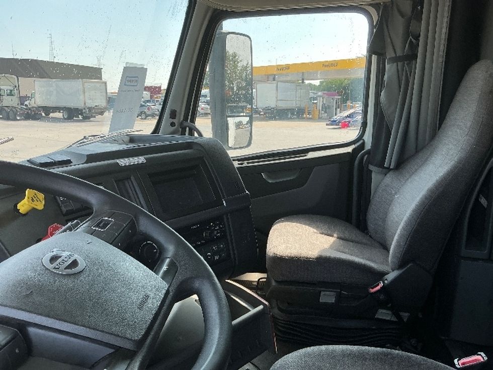 Sleeper Tractor-Heavy Duty Tractors-Volvo-2021-VNL64760-East Chicago-IN-500,002\n\t\tmiles-$ 66,500 - Image 10