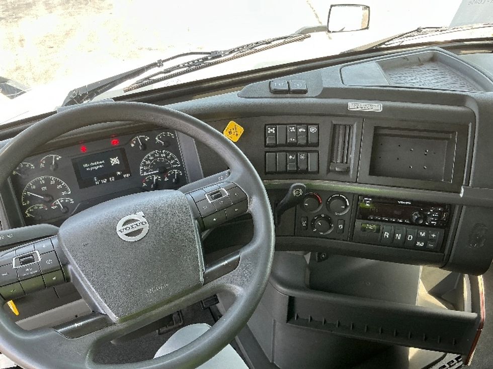 Sleeper Tractor-Heavy Duty Tractors-Volvo-2021-VNL64760-East Chicago-IN-500,002\n\t\tmiles-$ 66,500 - Image 11