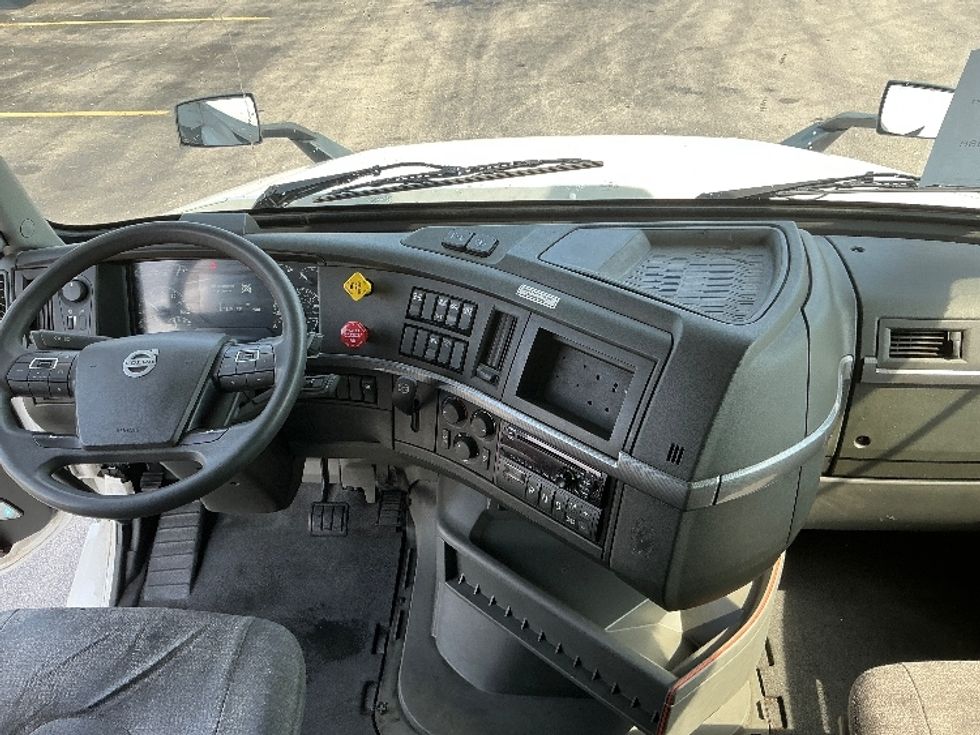 Sleeper Tractor-Heavy Duty Tractors-Volvo-2021-VNL64760-East Chicago-IN-500,002\n\t\tmiles-$ 66,500 - Image 12