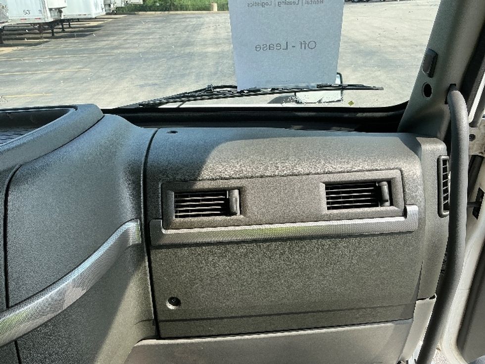 Sleeper Tractor-Heavy Duty Tractors-Volvo-2021-VNL64760-East Chicago-IN-500,002\n\t\tmiles-$ 66,500 - Image 14