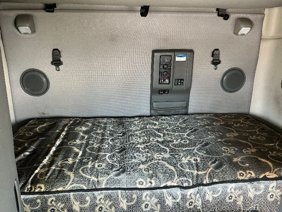 Sleeper Tractor-Heavy Duty Tractors-Volvo-2021-VNL64760-East Chicago-IN-500,002\n\t\tmiles-$ 66,500 - Image 16