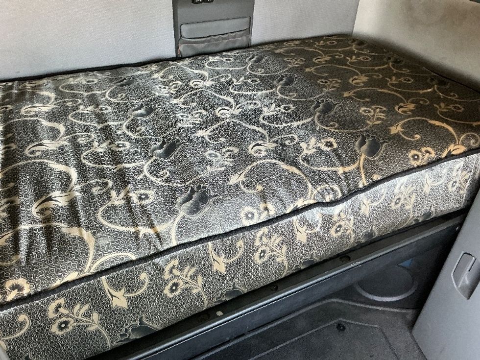 Sleeper Tractor-Heavy Duty Tractors-Volvo-2021-VNL64760-East Chicago-IN-500,002\n\t\tmiles-$ 66,500 - Image 17