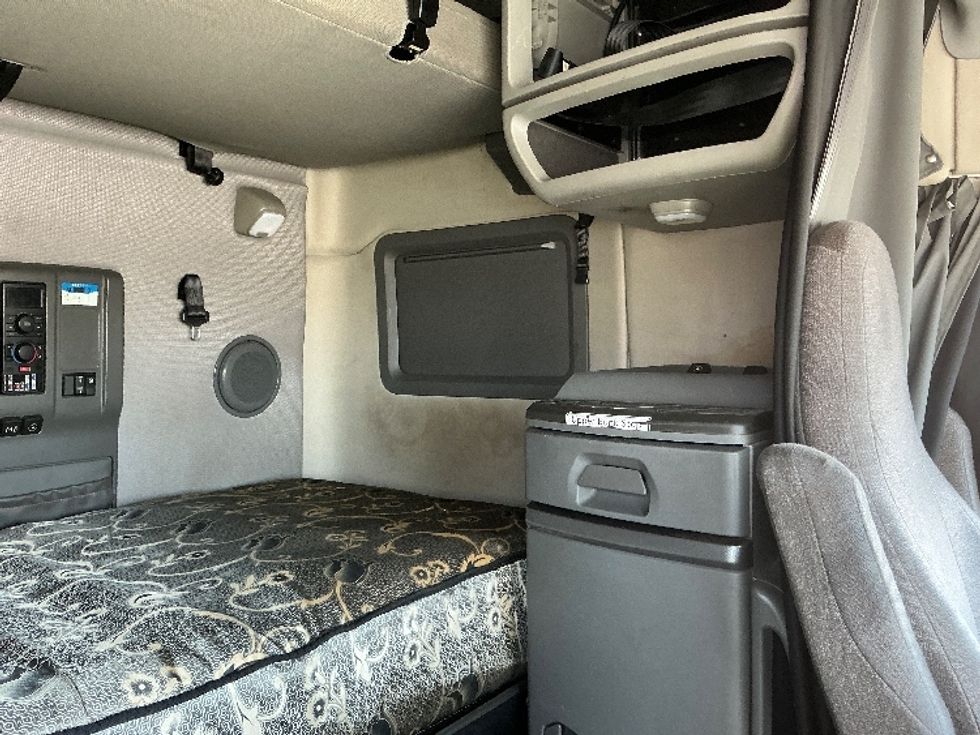 Sleeper Tractor-Heavy Duty Tractors-Volvo-2021-VNL64760-East Chicago-IN-500,002\n\t\tmiles-$ 66,500 - Image 18