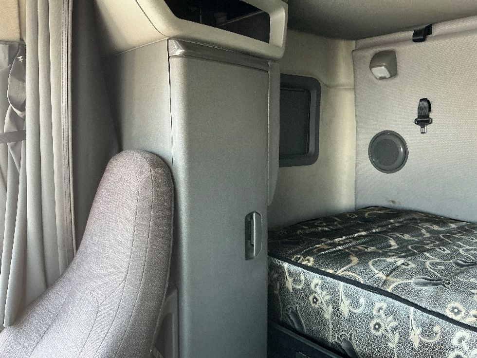 Sleeper Tractor-Heavy Duty Tractors-Volvo-2021-VNL64760-East Chicago-IN-500,002\n\t\tmiles-$ 66,500 - Image 19