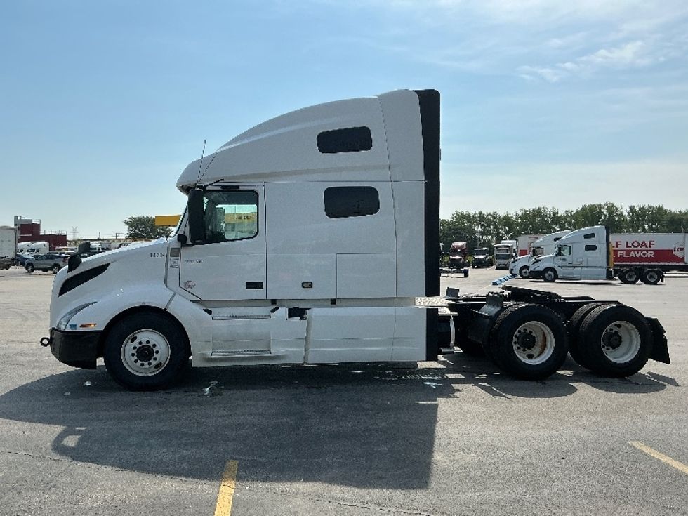 Sleeper Tractor-Heavy Duty Tractors-Volvo-2021-VNL64760-East Chicago-IN-500,002\n\t\tmiles-$ 66,500 - Image 4