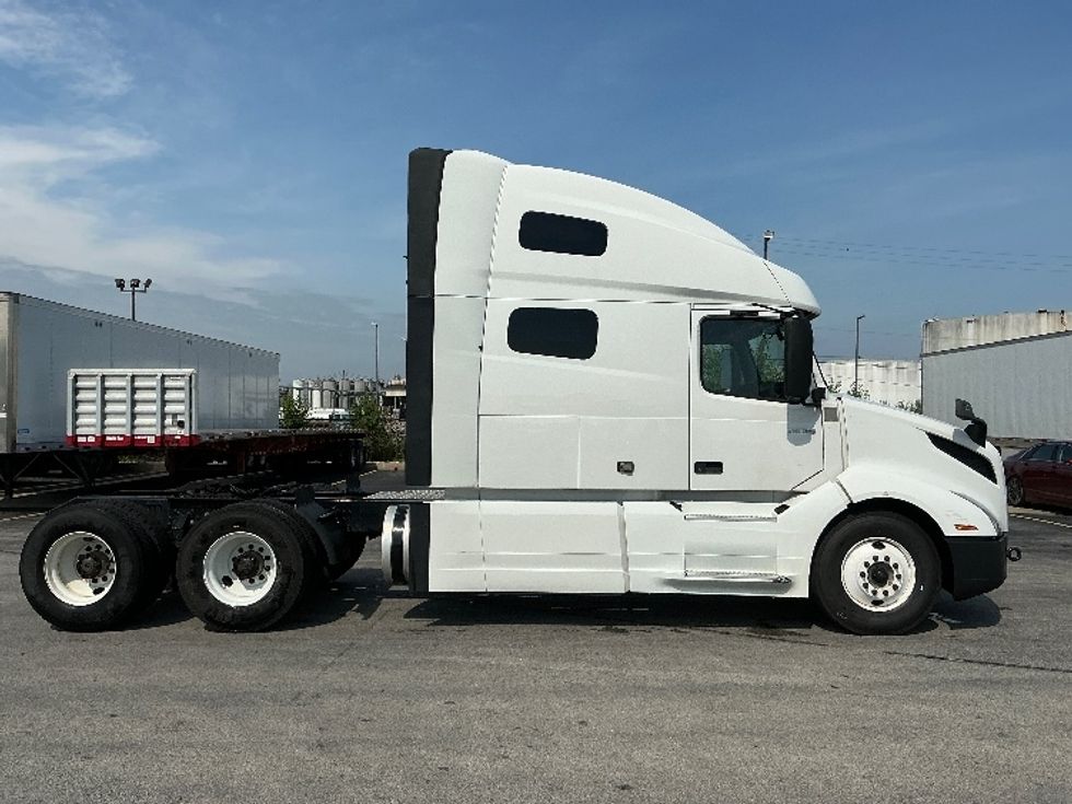 Sleeper Tractor-Heavy Duty Tractors-Volvo-2021-VNL64760-East Chicago-IN-500,002\n\t\tmiles-$ 66,500 - Image 8