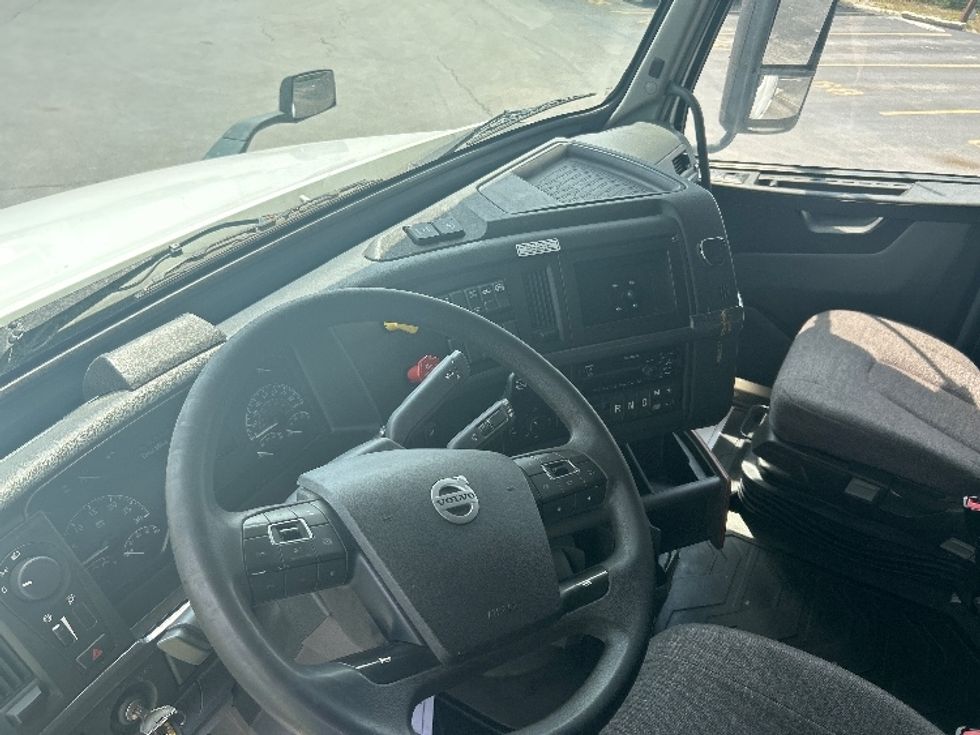 Sleeper Tractor-Heavy Duty Tractors-Volvo-2021-VNL64760-East Chicago-IN-524,136\n\t\tmiles-$ 64,500 - Image 10