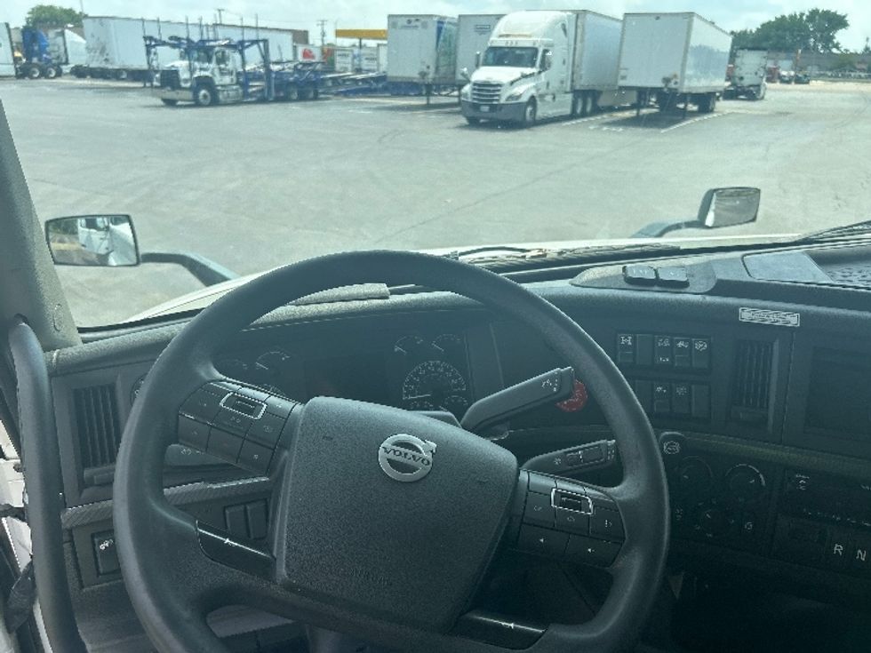 Sleeper Tractor-Heavy Duty Tractors-Volvo-2021-VNL64760-East Chicago-IN-524,136\n\t\tmiles-$ 64,500 - Image 11