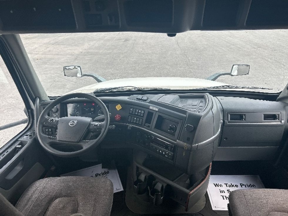Sleeper Tractor-Heavy Duty Tractors-Volvo-2021-VNL64760-East Chicago-IN-524,136\n\t\tmiles-$ 64,500 - Image 12