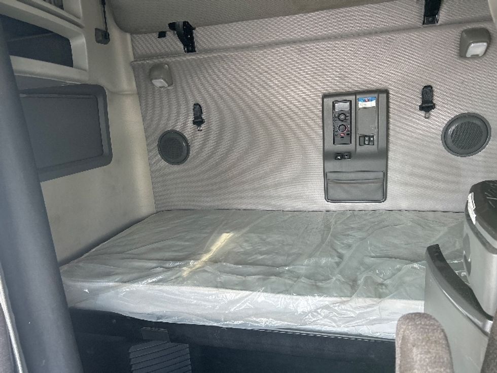 Sleeper Tractor-Heavy Duty Tractors-Volvo-2021-VNL64760-East Chicago-IN-524,136\n\t\tmiles-$ 64,500 - Image 15