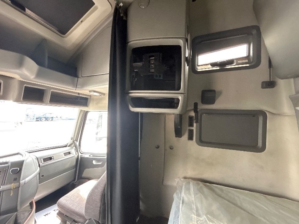 Sleeper Tractor-Heavy Duty Tractors-Volvo-2021-VNL64760-East Chicago-IN-524,136\n\t\tmiles-$ 64,500 - Image 17