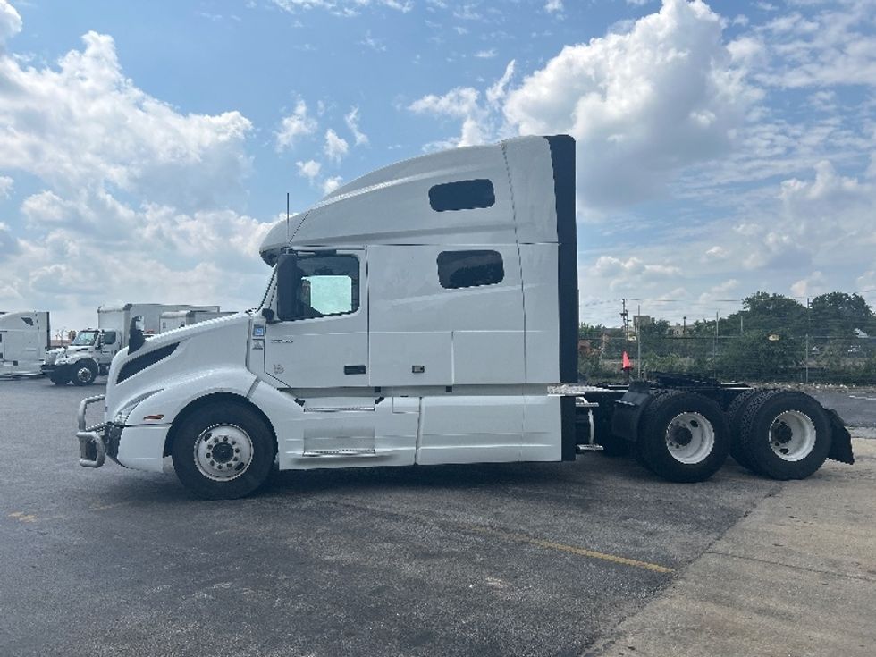 Sleeper Tractor-Heavy Duty Tractors-Volvo-2021-VNL64760-East Chicago-IN-524,136\n\t\tmiles-$ 64,500 - Image 4