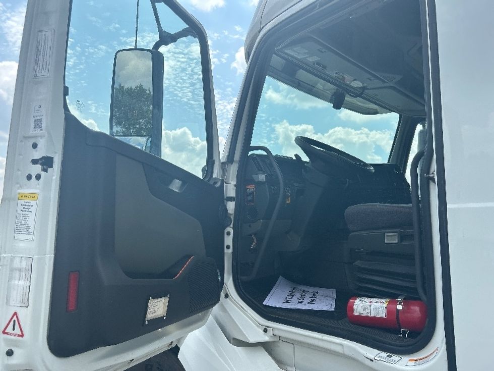 Sleeper Tractor-Heavy Duty Tractors-Volvo-2021-VNL64760-East Chicago-IN-524,136\n\t\tmiles-$ 64,500 - Image 9
