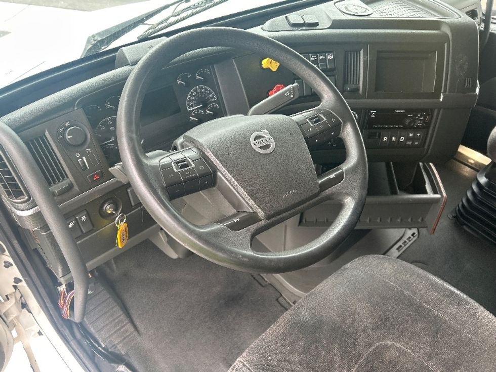 Sleeper Tractor-Heavy Duty Tractors-Volvo-2021-VNL64760-East Chicago-IN-555,833\n\t\tmiles-$ 60,500 - Image 10