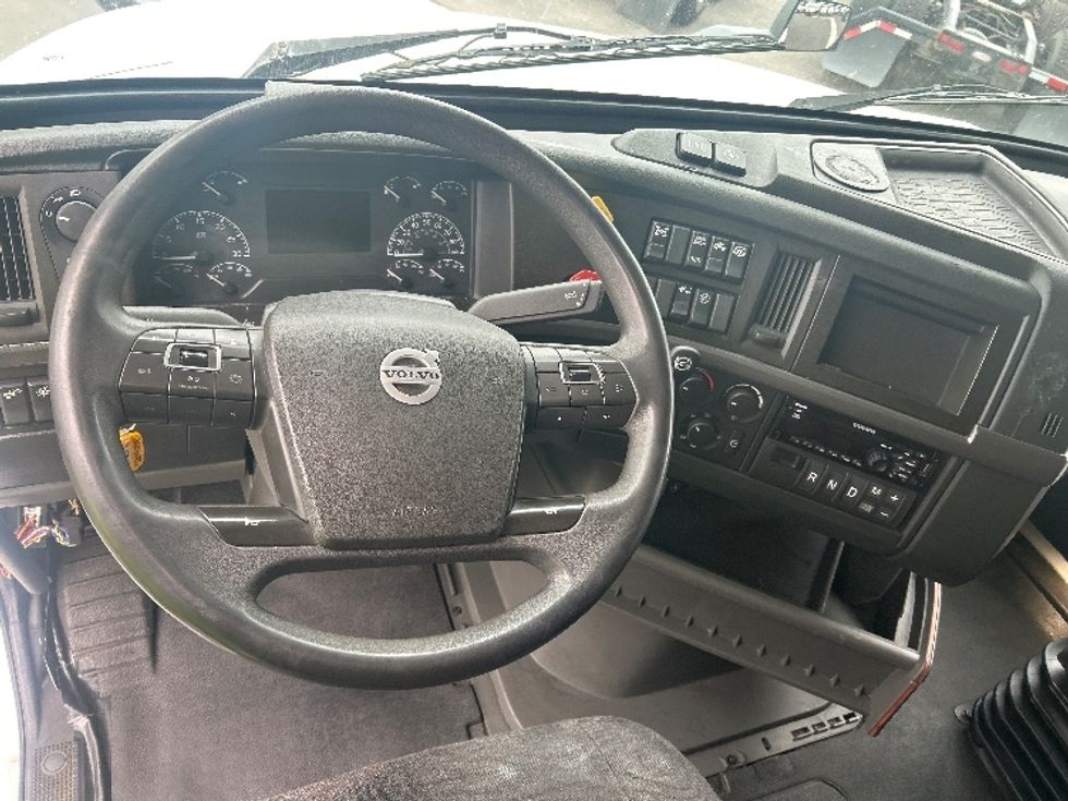 Sleeper Tractor-Heavy Duty Tractors-Volvo-2021-VNL64760-East Chicago-IN-555,833\n\t\tmiles-$ 60,500 - Image 11