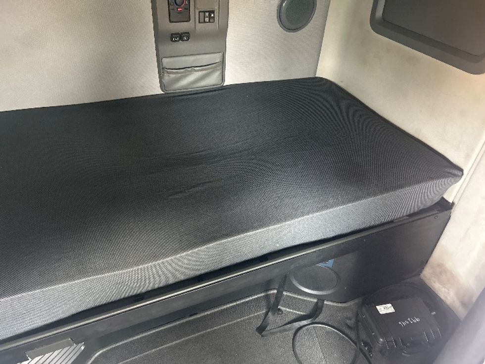 Sleeper Tractor-Heavy Duty Tractors-Volvo-2021-VNL64760-East Chicago-IN-555,833\n\t\tmiles-$ 60,500 - Image 17