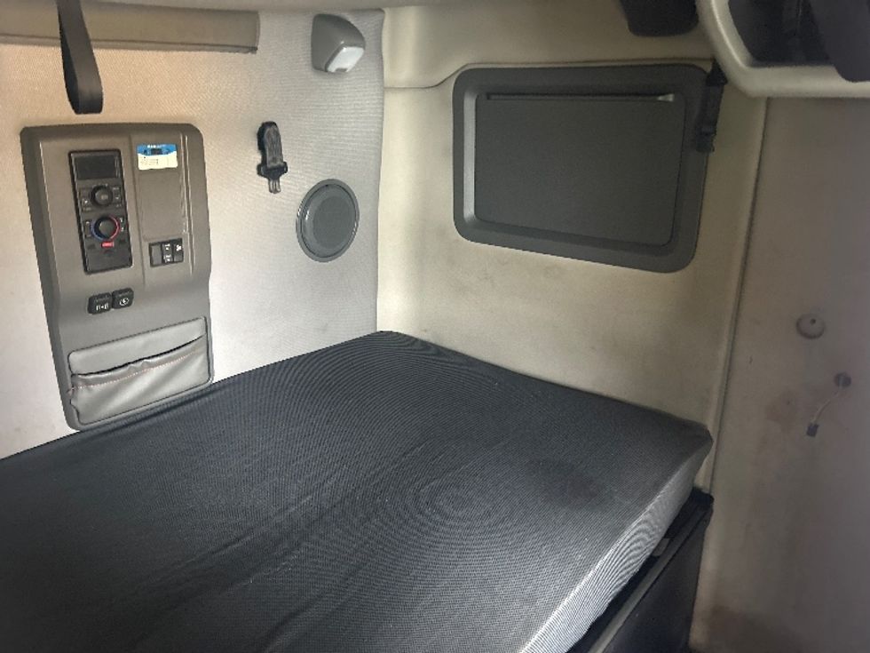 Sleeper Tractor-Heavy Duty Tractors-Volvo-2021-VNL64760-East Chicago-IN-555,833\n\t\tmiles-$ 60,500 - Image 18